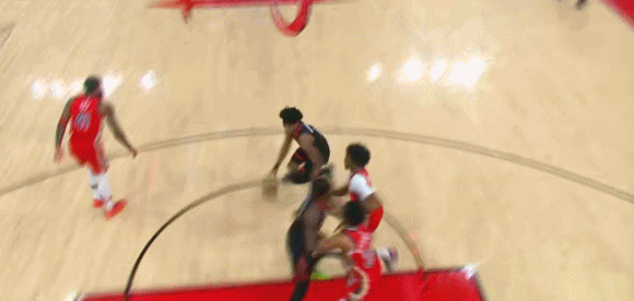 逆天的天赋阿门上演空中漂移飞扣……这不是起跳，这简直就是在滑翔啊阿门今天对阵