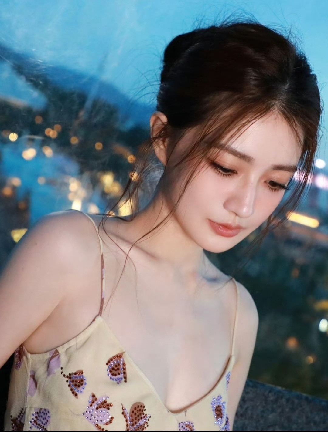 徐璐皮肤真的白到离谱。冷白皮直接自带柔光buff，连肩颈都透着通透的光泽感。完全