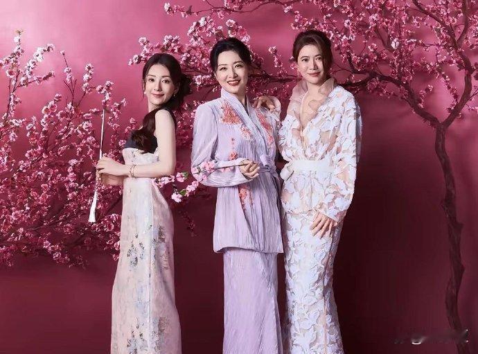方媛、周涛与袁咏仪同拍时尚大片，三位风格各不相同，每一位都魅力十足，颜值惊艳。