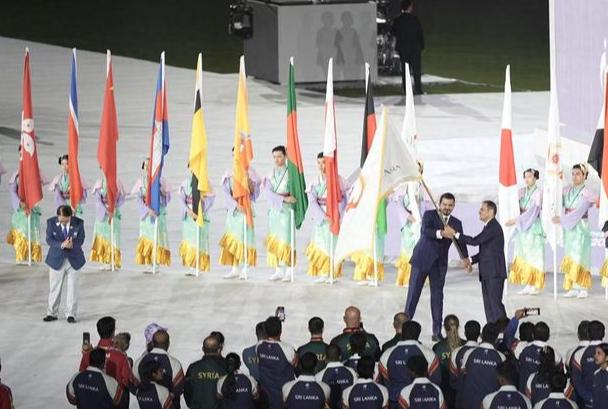 日本代表团这次真是颜面尽失！亚运会闭幕式上，亚奥理事会会旗交接完毕后，日本代表总
