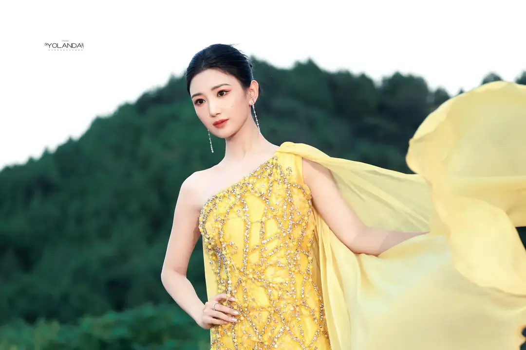 优雅女神，黄色晚礼服，闪耀的珠宝，自然背景，尽显高贵气质。(毛晓彤)