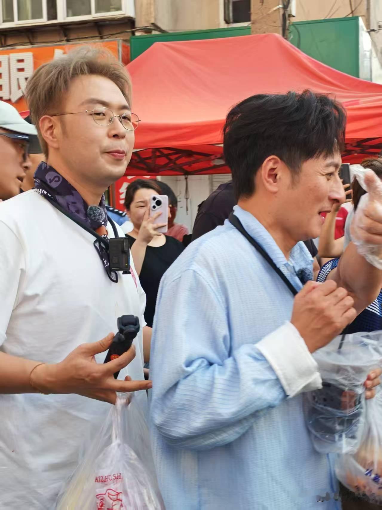菜市场惊现“瘦版海涛”？三人合体同框！网友沈阳偶遇：这组合好久不见～～昨天，在沈