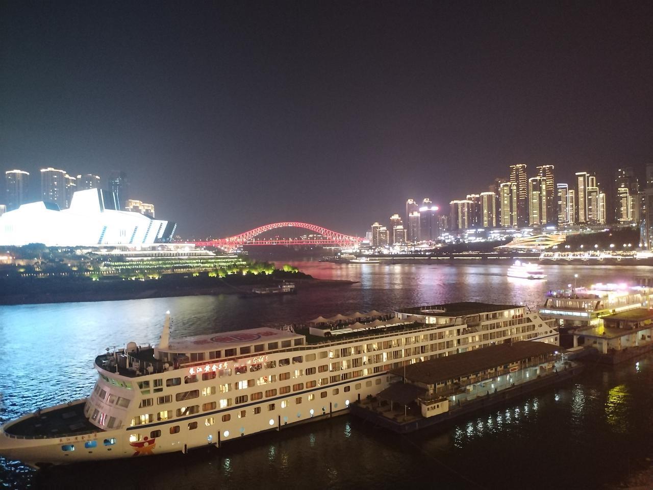 嘉陵江和长江的交汇口，号称三江流。著名的朝天门就正对两口。并且，重庆是著名的山