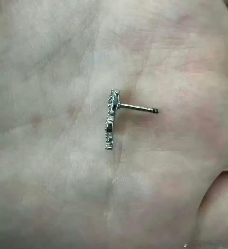 男朋友衣服里发现的，他说是取卡针