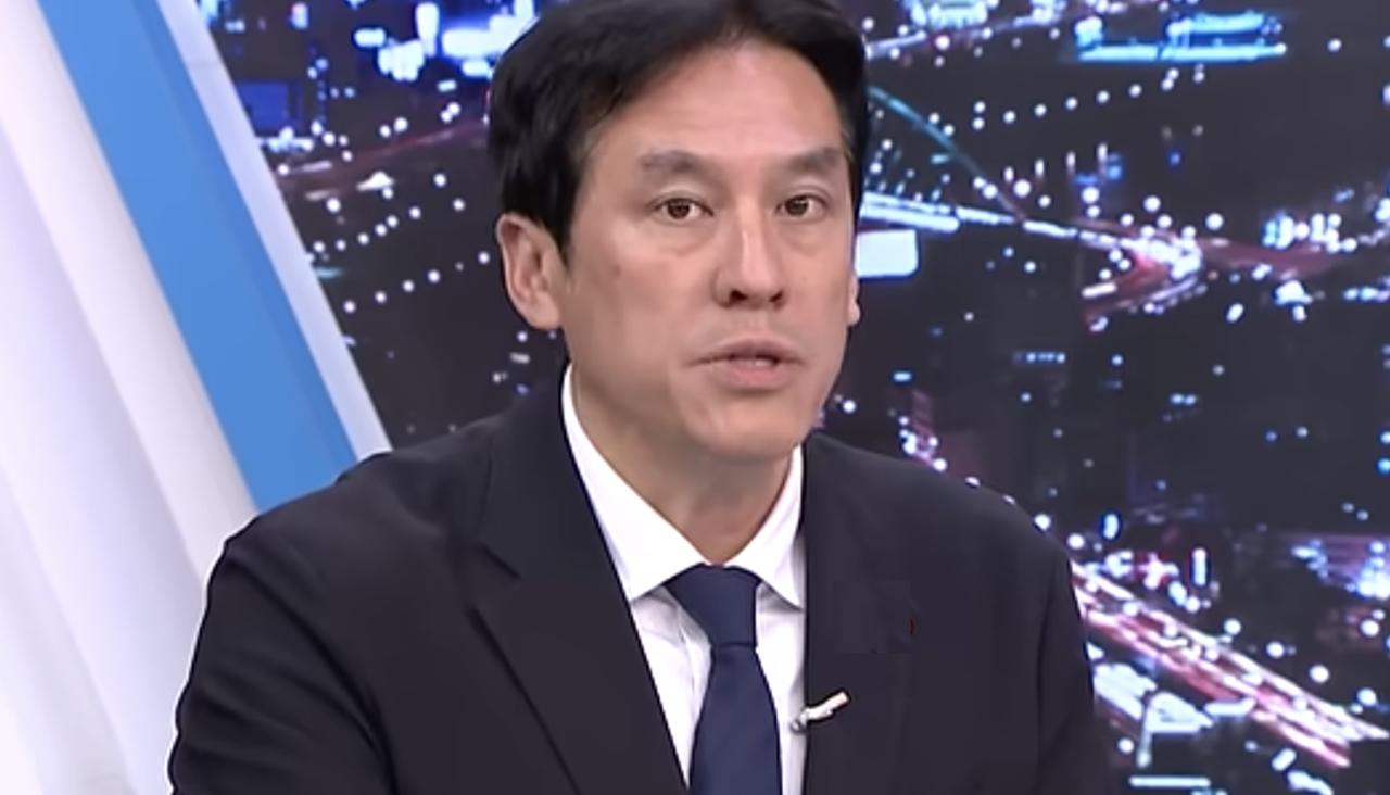 黄暐瀚又在脸书“点评”郑丽文，这次连“遮羞布”都不要了？黄暐瀚刚刚又在脸书上