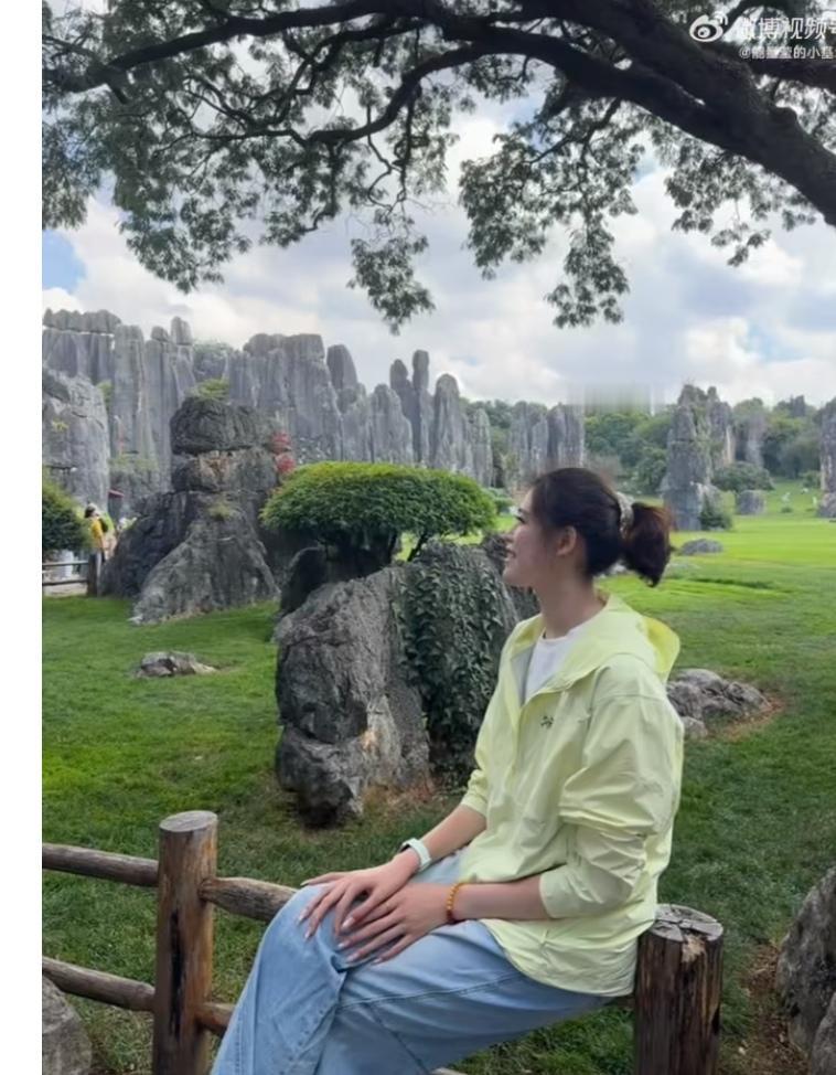 李盈莹更新动态，晒出云南石林游玩碎片。一身浅黄防晒外套搭配牛仔裤，休闲又清