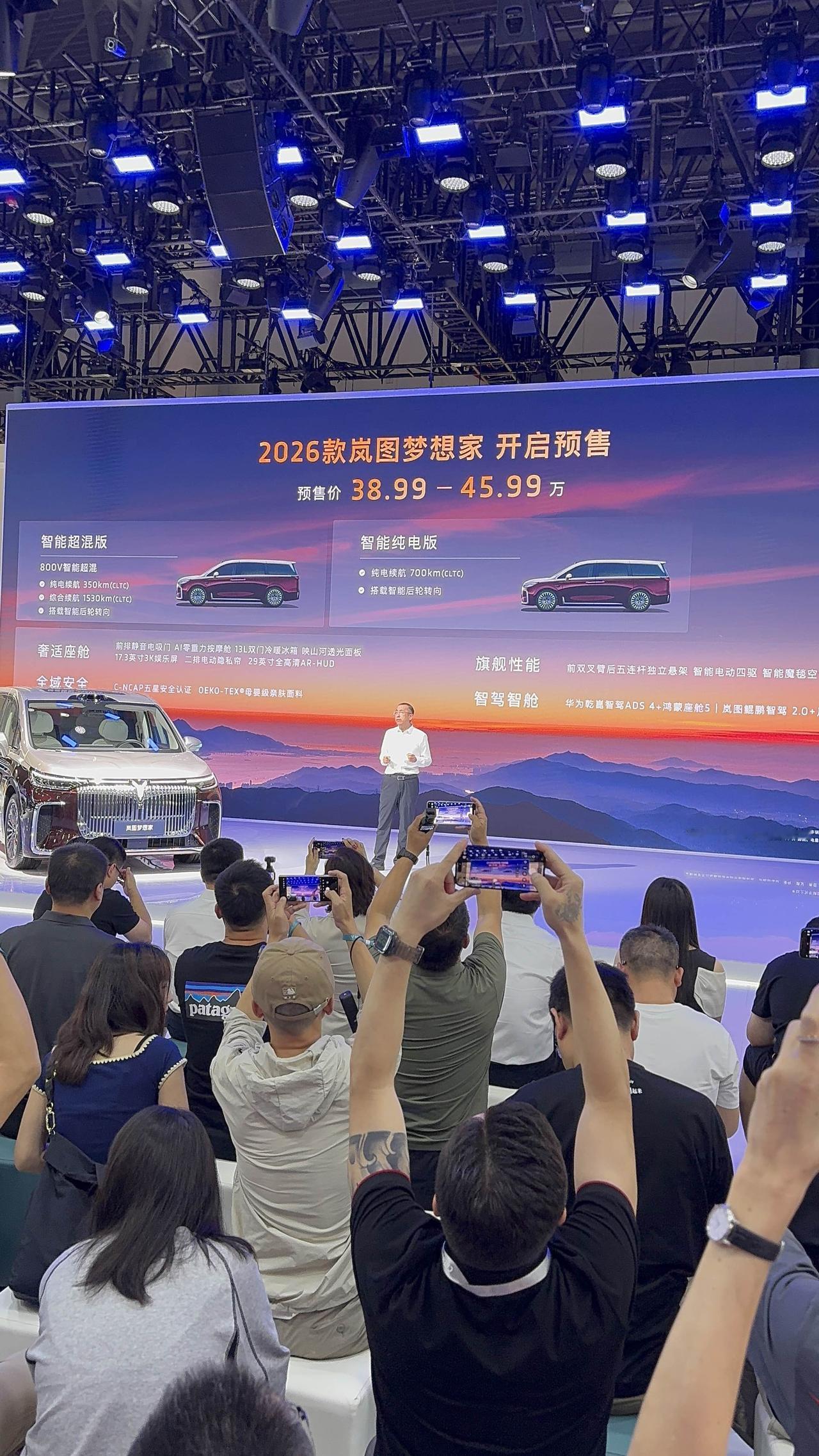 北上是未来，成都是现实。尽管有几十个品牌未参展，但成都车展首日，依旧熙熙攘攘