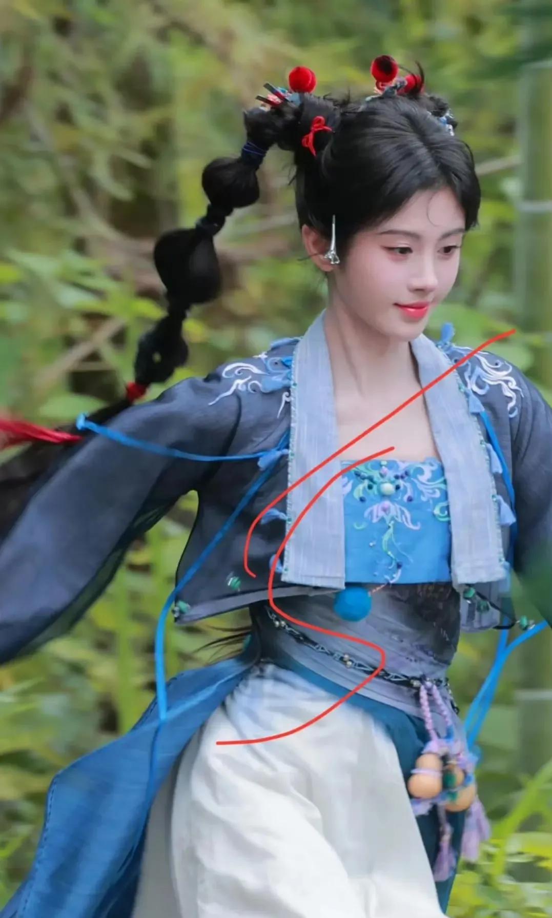 鞠婧祎这个发型比她头都大[捂脸哭]这个发型乍一看挺有新意的，鞠婧祎的脸也好看，虽然