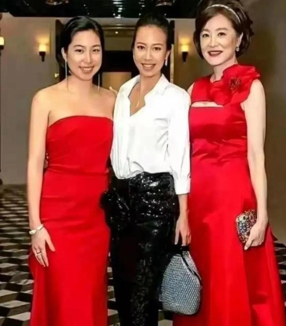 林青霞和俩女儿合影曝光，网友直呼太意外！都说“龙生龙，凤生凤”，可林青霞这大美人