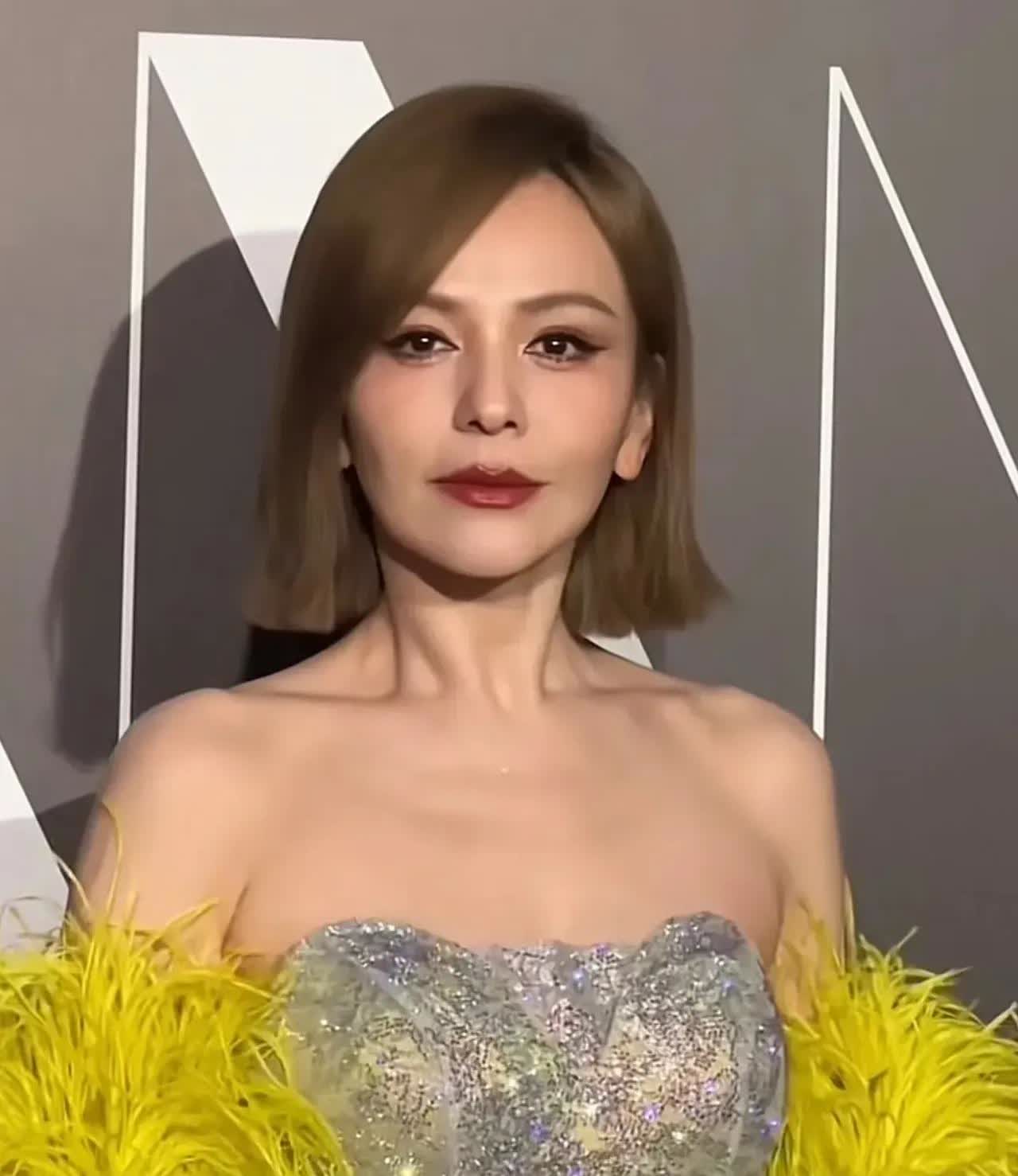王琳才不让人窒息真正窒息的是王琳的儿子拿着妈妈赚的钱在国外过得潇洒