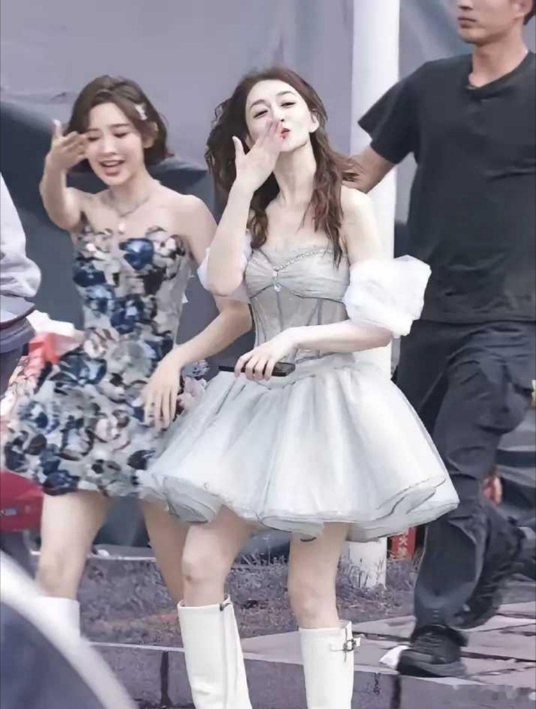 我现在严重怀疑，李小冉她老公后悔让她上浪姐了本来是自家珍藏的宝贝，这一下全国人民