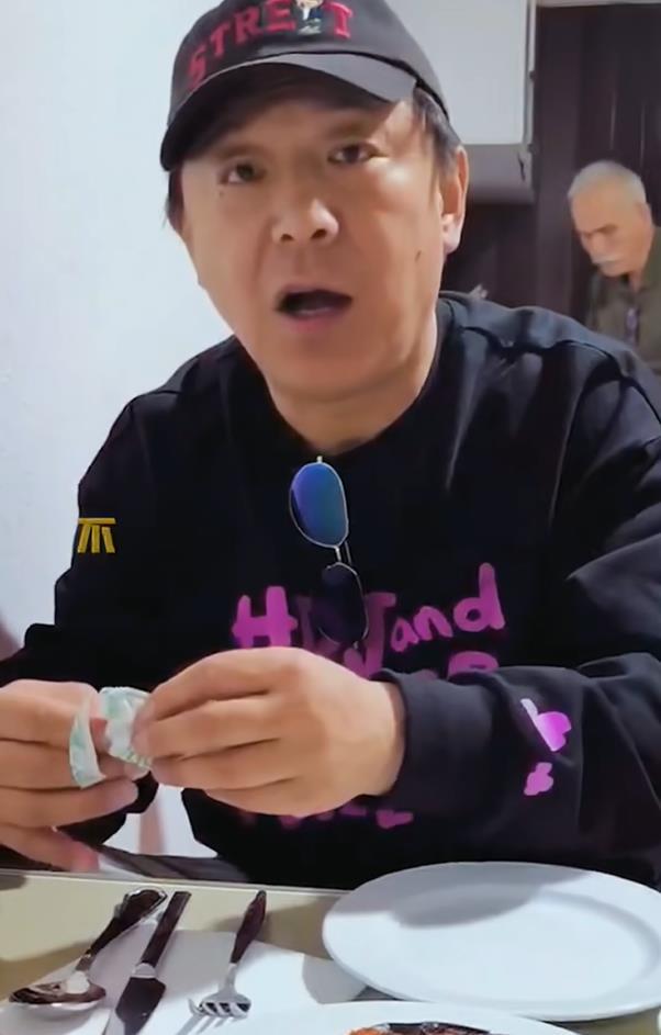 这个事最近火了你知道吗？百亿影帝黄渤和相识三十多年的发小刘刚结伴出游，全程不搞豪华排场，反而凭接地气