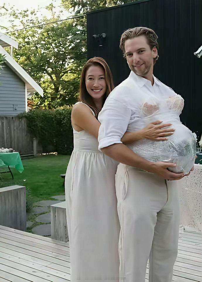 谢霆锋妹妹谢婷婷孕期与男友玩cosplay，看起来感情挺不错的​​​