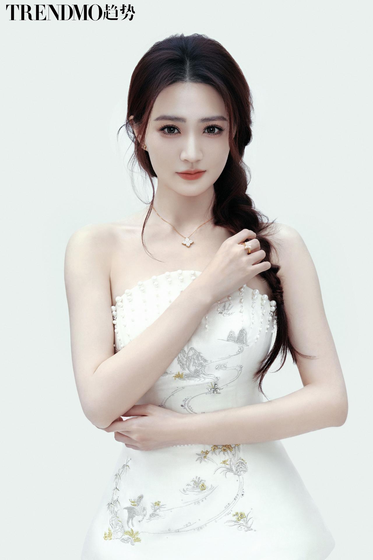 优雅与性感，你会怎么选美女明星穿搭写真