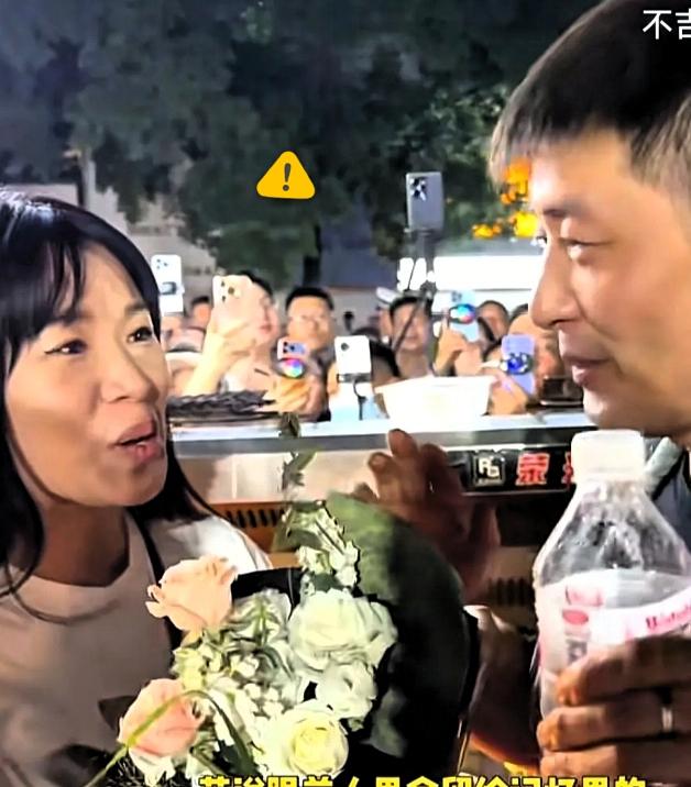 陈师傅格外冷静！面对两位女士送来的鲜花，陈师傅礼貌婉拒。他心里清楚：“这份鲜花