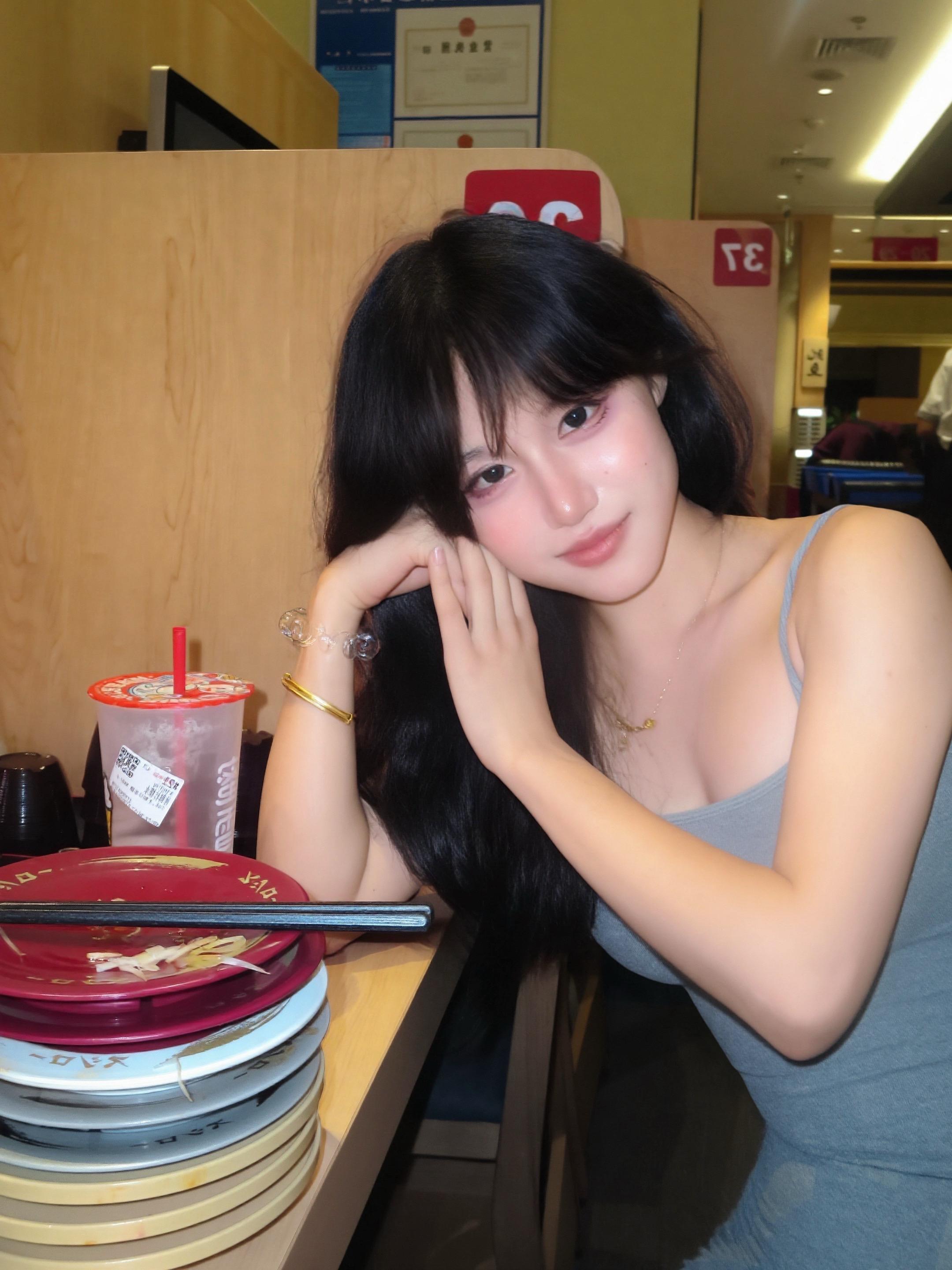 请和我一起喝柠檬水吧。漫画身材辣妹的夏天