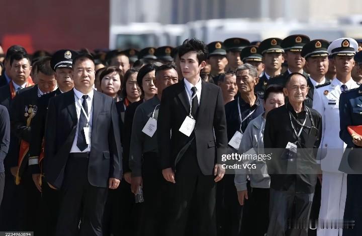 妈呀，朱一龙怎么这么帅啊。一眼就在人群中锁定到了他。人帅就算了，关键他演戏也好