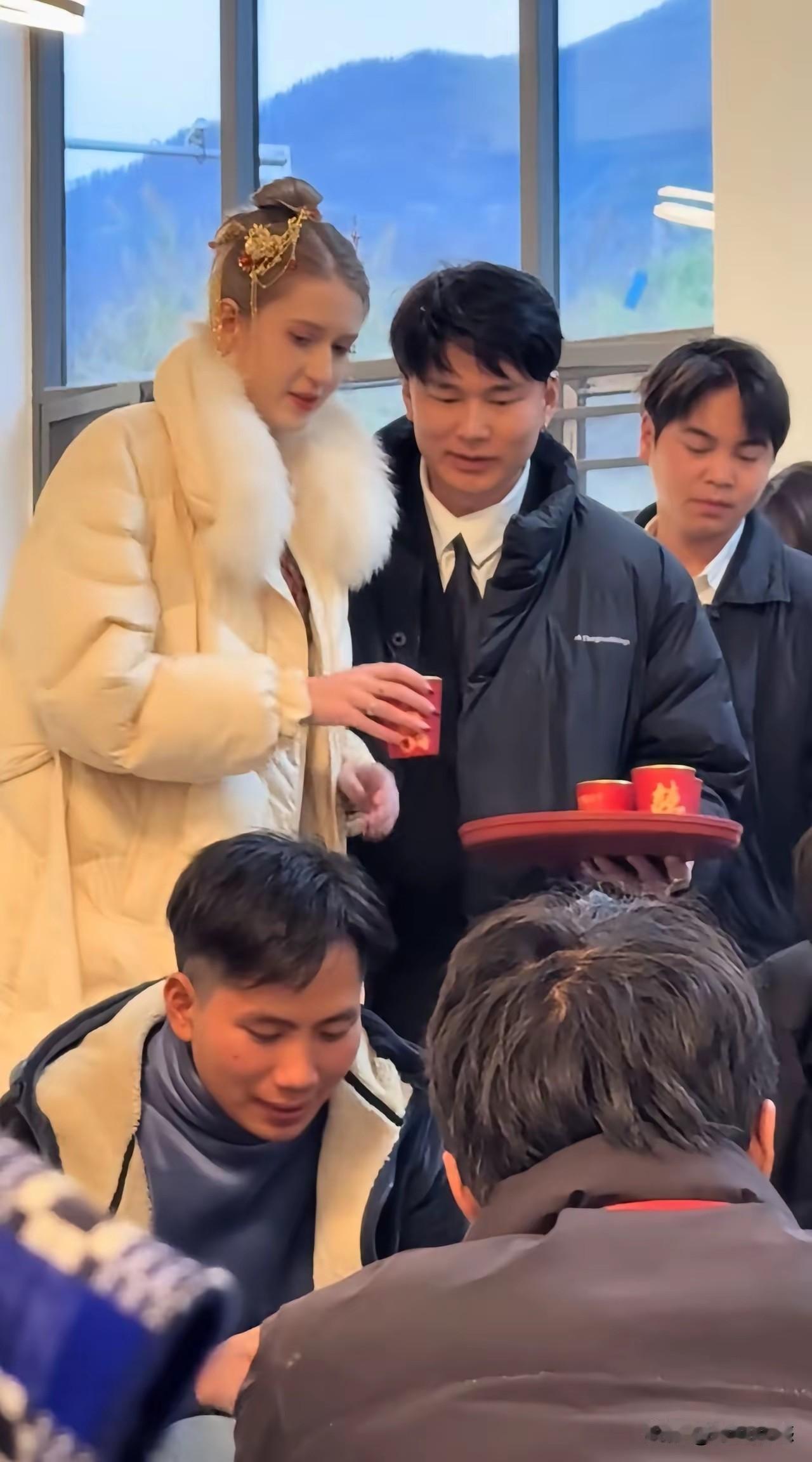 贵州小伙娶了一个乌克兰美女，身材高挑，颜值爆表，这小伙真是太幸福了，能够把乌克兰