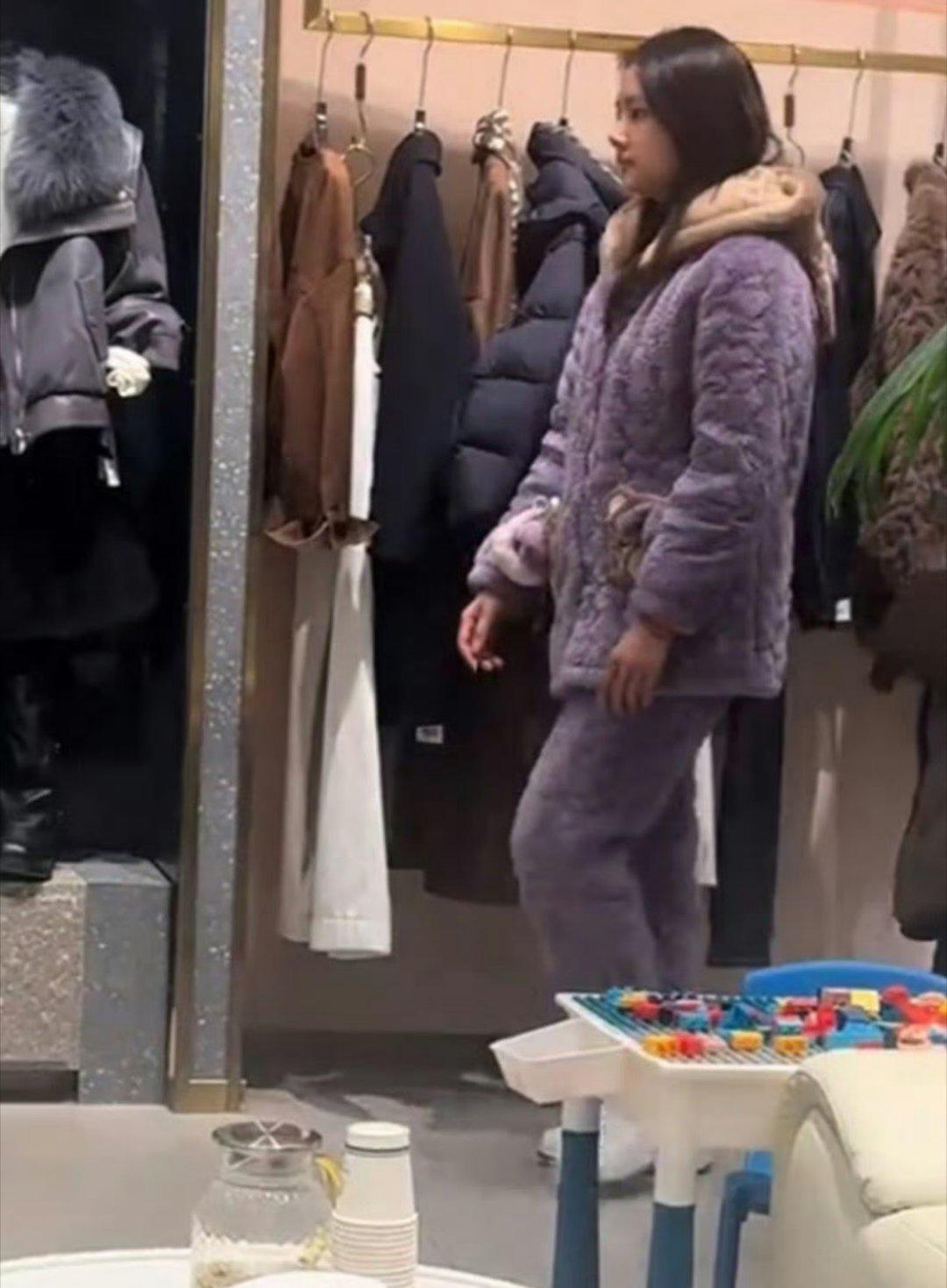 任敏的紫色省服，把我看笑了。湖南网友居然在街上偶遇了任敏。她穿着一套