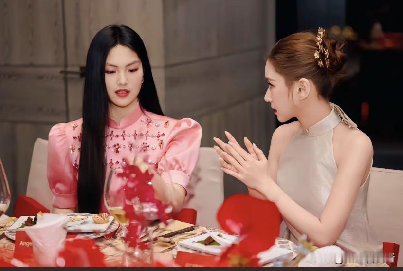 李湘发女儿王诗龄参加聚会的照片了，王诗龄放假回来后这已经是第二场活动了，这次她穿