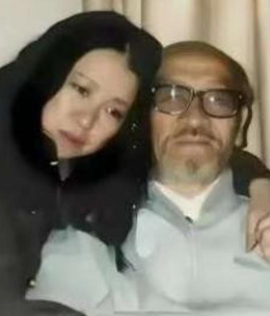 1990年，三毛跑到新疆和76岁的王洛宾同居。然而，王洛宾竟然说：“可以