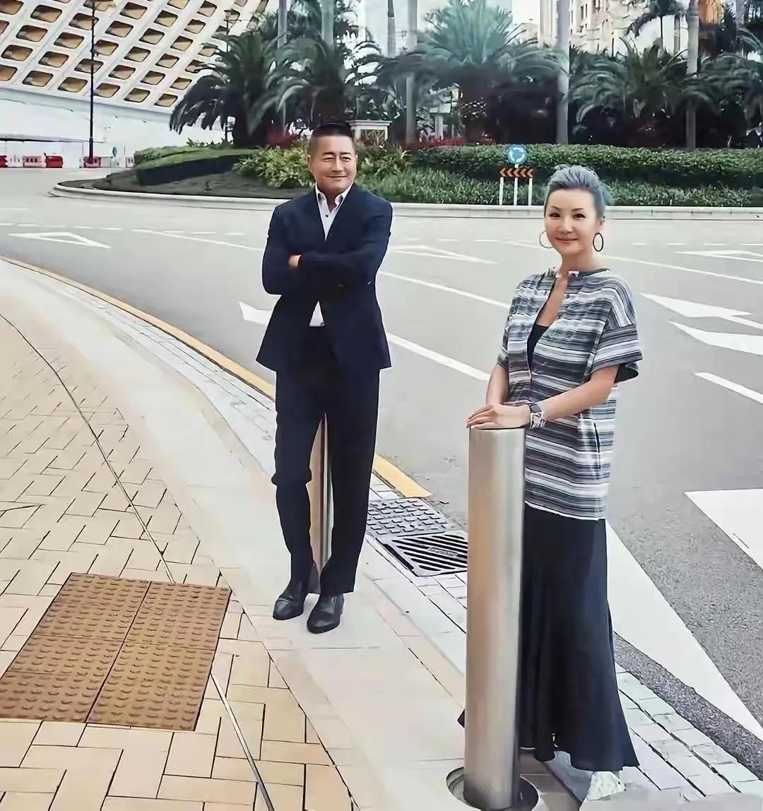 夫妻感情深，丈夫看妻子满眼的欢喜，这是高曙光和媳妇在街头互相欣赏，他们站的地方太