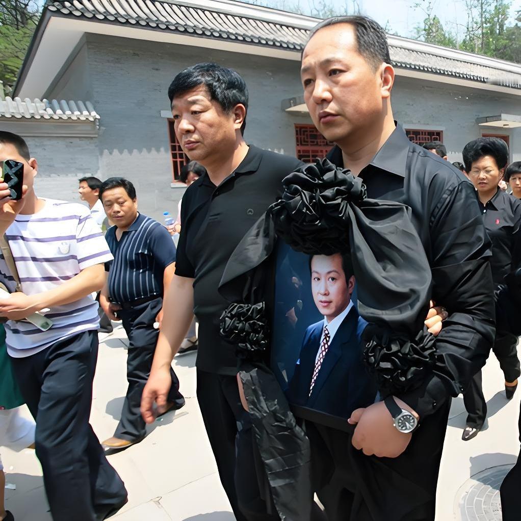 2009年，“国脸”罗京葬礼上，一张罕见的留影，地点在北京八宝山殡仪馆，是央视主