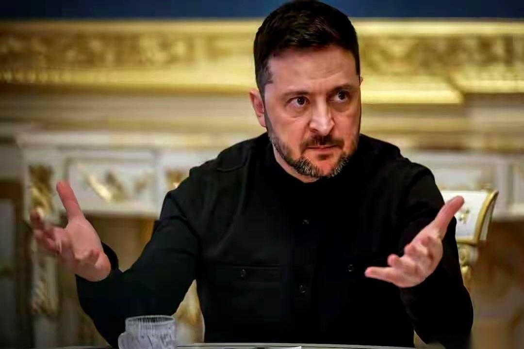 这几天最尴尬的一幕，可能就是泽连斯基扭过头，一脸天真地问美国：你们为啥一直不给我
