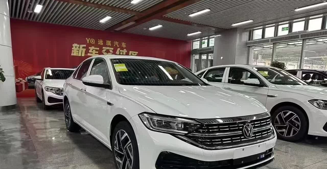 最近想换车，上午刚去4s店看了速腾，超越版全款落地12万2贵吗？我13年去看速腾