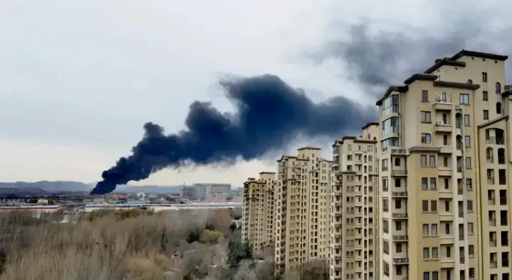 济南西边花卉市场今天上午突然起火，黑烟冲得比大棚顶还高，商户抱着成捆鲜花往外跑，