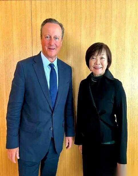 那一声枪响，感觉还没过去多久。我还记得新闻里，她穿着黑和服，在葬礼上哭得整个人