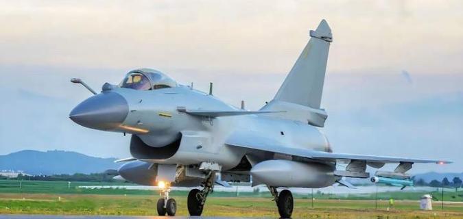 3月25日，中部战区飞行员史录权开着歼-10C巡逻时。竟然在自家大门口，被外机火