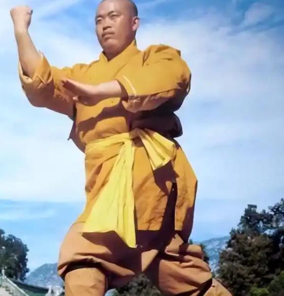 释永信真是个谜穿成这样不像打拳的明明穿着90年代的袜子配休闲鞋，连打拳的