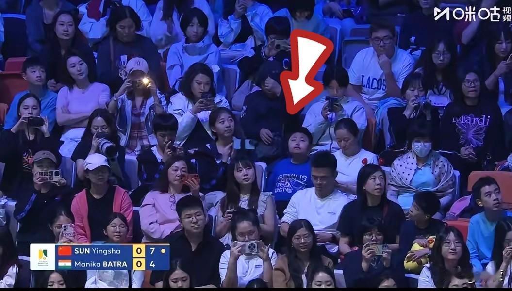 发现一个规律，被大家拍到的开闪光灯的，几乎都戴着口罩遮住了脸。拍照开闪光灯