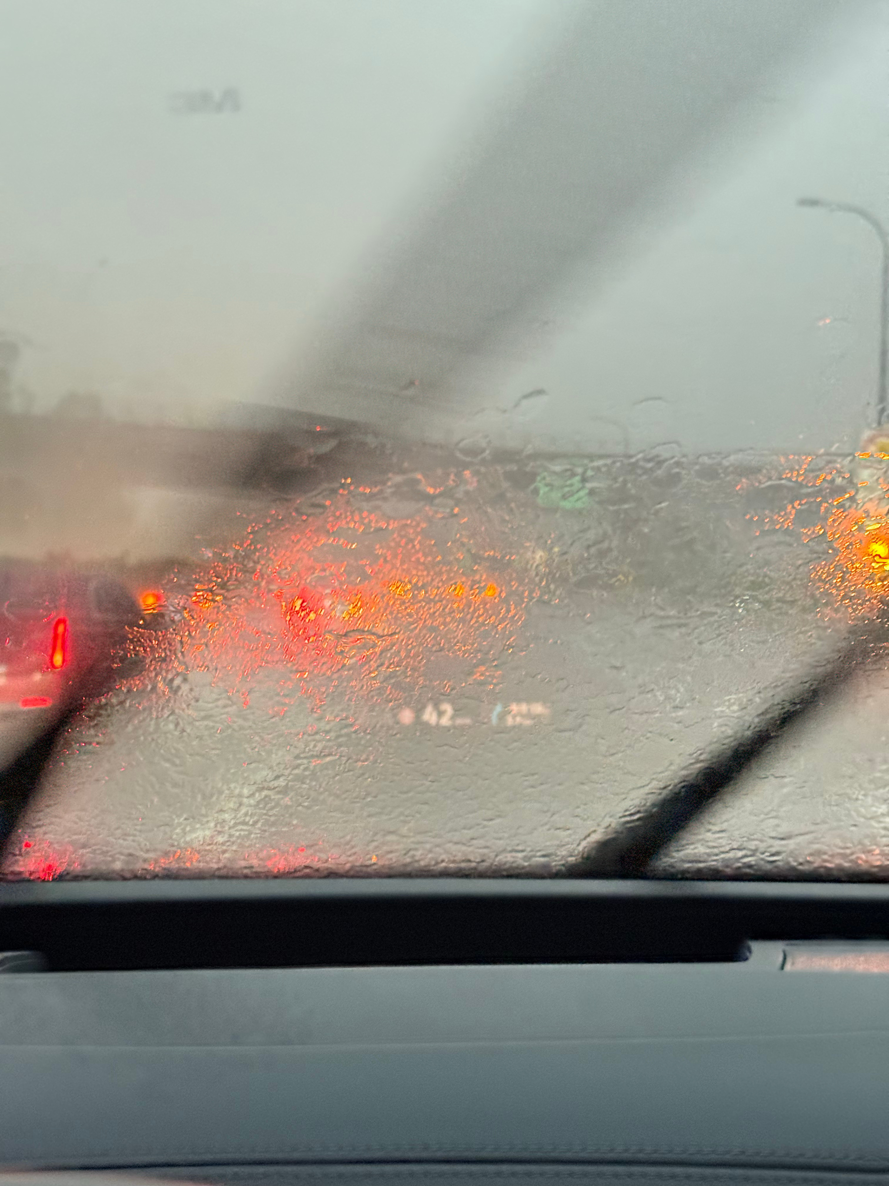 这都不叫暴雨了，这是天上破了个窟窿吧，把故障灯都干出来了，说实话玻璃除油膜的重要