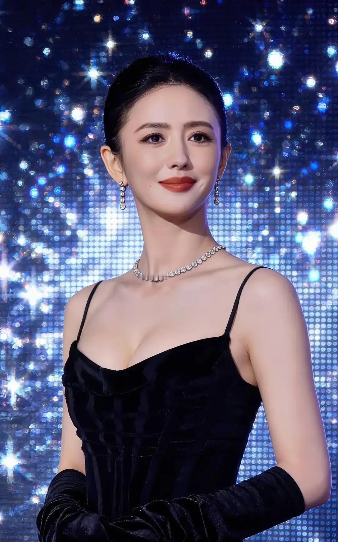 佟丽娅离婚后，路子真的走宽了。以前那股子乖巧劲儿，收起来了。现在亮相，黑裙