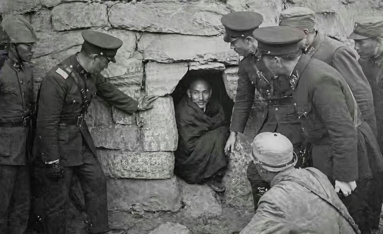 蒋介石1936年西安临潼现场被抓照片曝光！一群官兵站在一个石洞外面，蒋介石用被