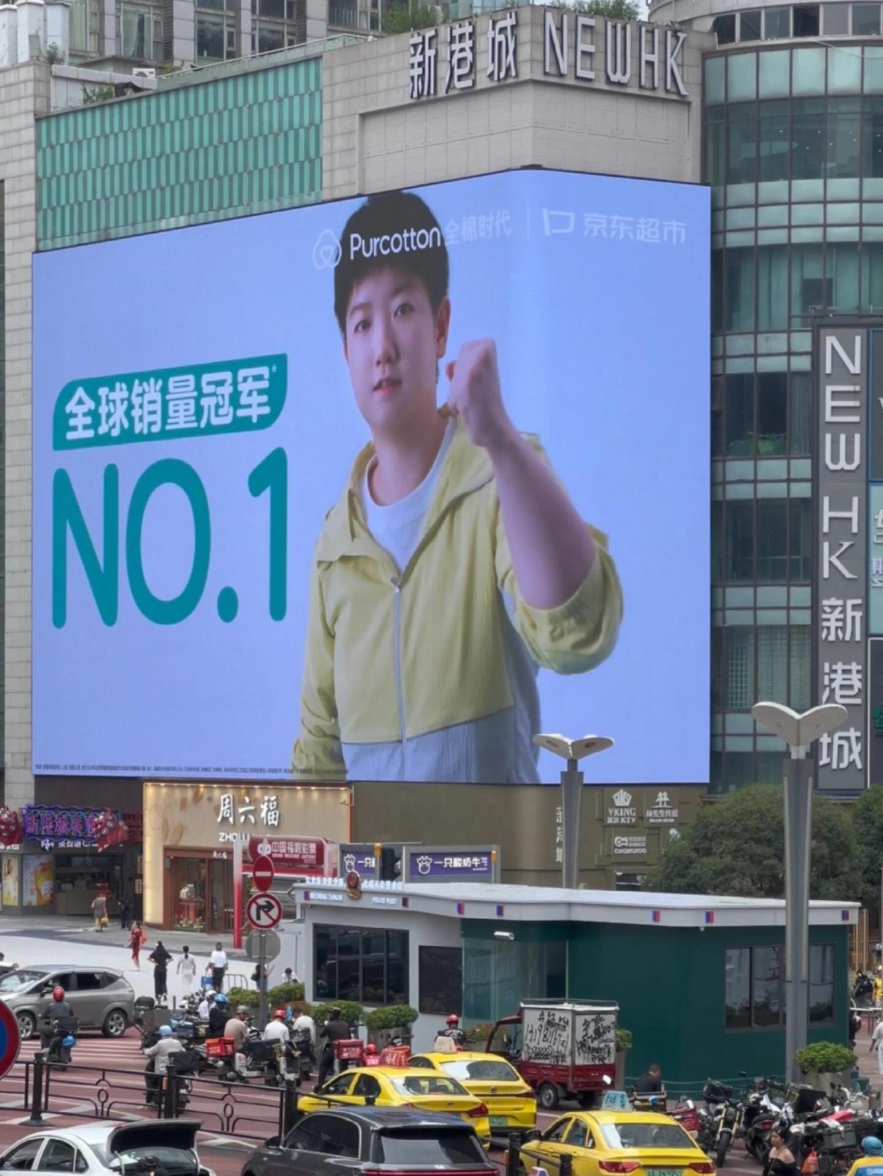 孙颖莎新代言，世界冠军的排面！见面了，惊喜的感觉，品牌方也是爱屋及乌，孙颖莎不