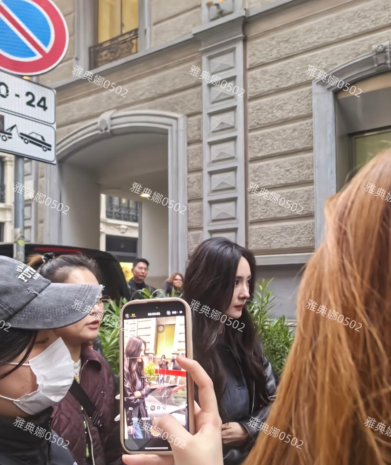 她躲镜头的姿势，暴露了所有女明星最深的恐惧。米兰街头，杨幂下意识把双手抱在胸前