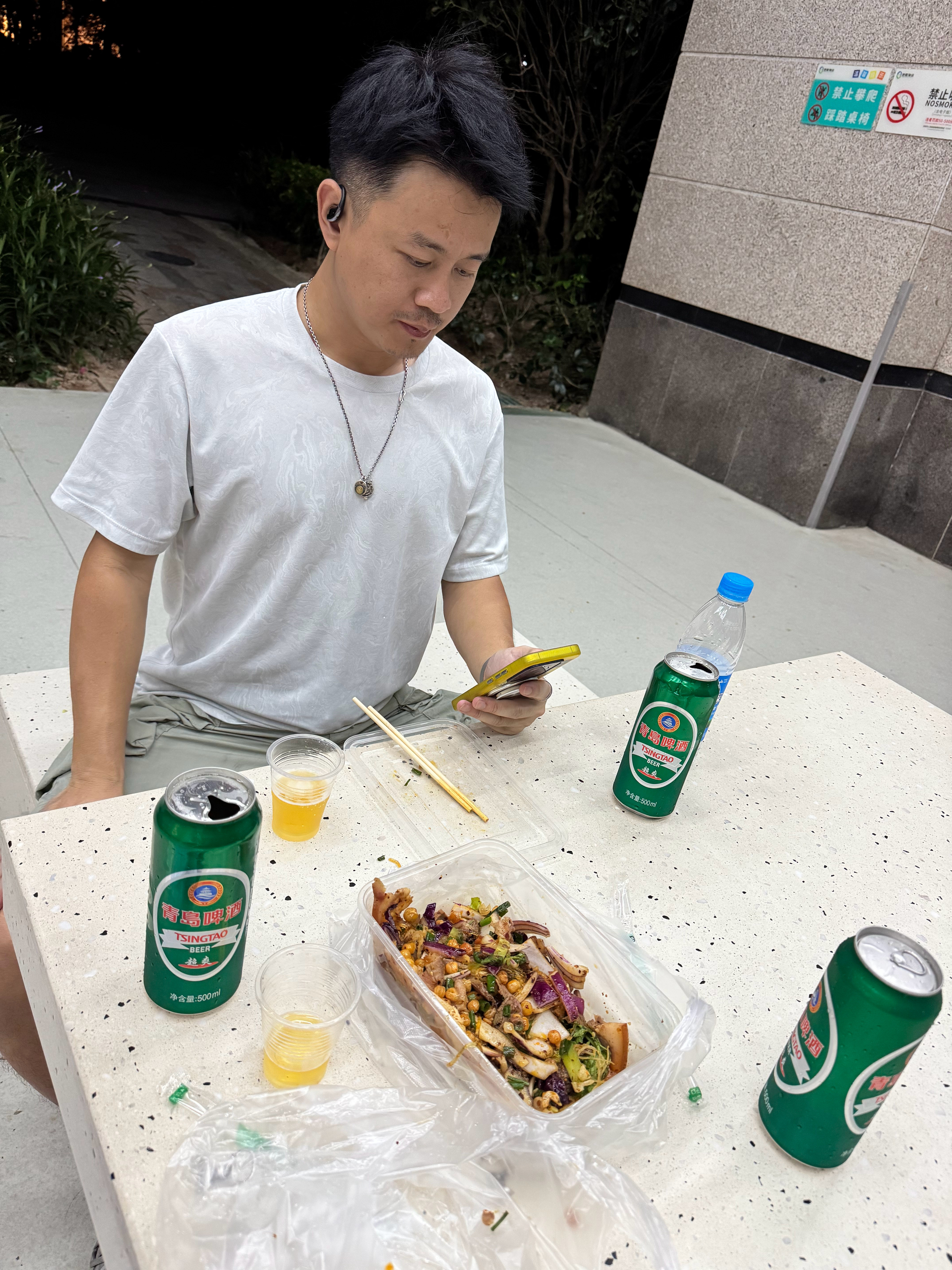 今晚走路8公里，累虚脱了，吃个猪头肉补充点体力​​​