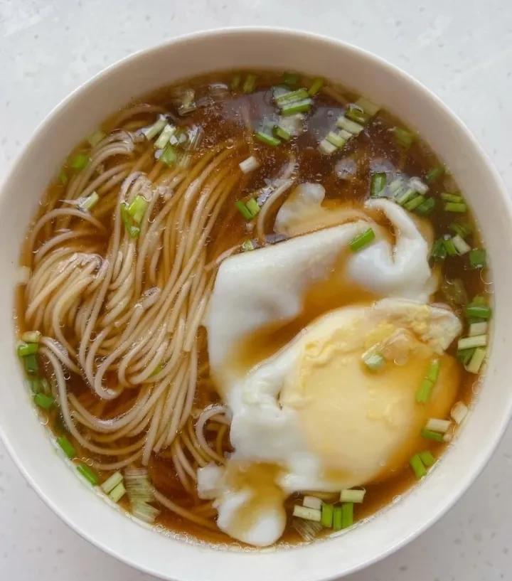 我跟老公50多岁，住对门，各过各的。五十多岁的年纪，本该是儿孙绕膝，共享