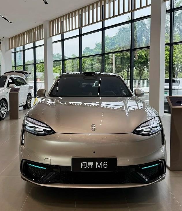 专门跑去门店静态体验了一下问界M6，实车那股子精致感，可比网上拍的照片戳人太多