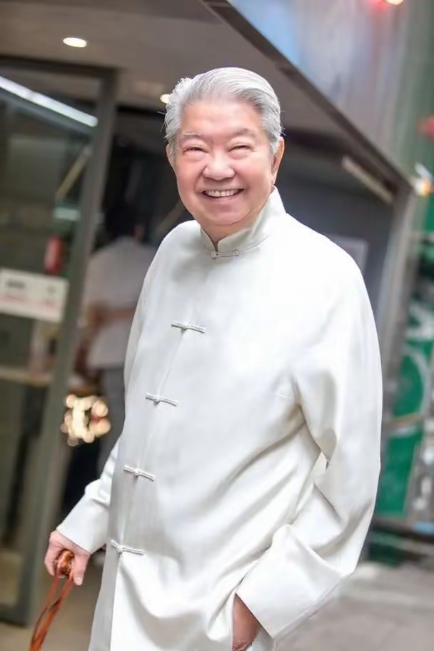 1994年，母亲催蔡澜结婚，蔡澜立刻给母亲买了去香港、台湾、日本、韩国的机票，他