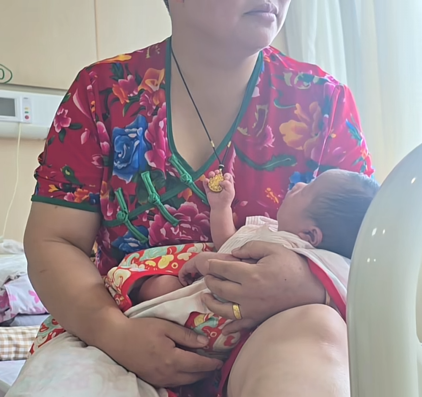 小孩：这金子真衬我啊[哭笑不得][哭笑不得][哭笑不得]