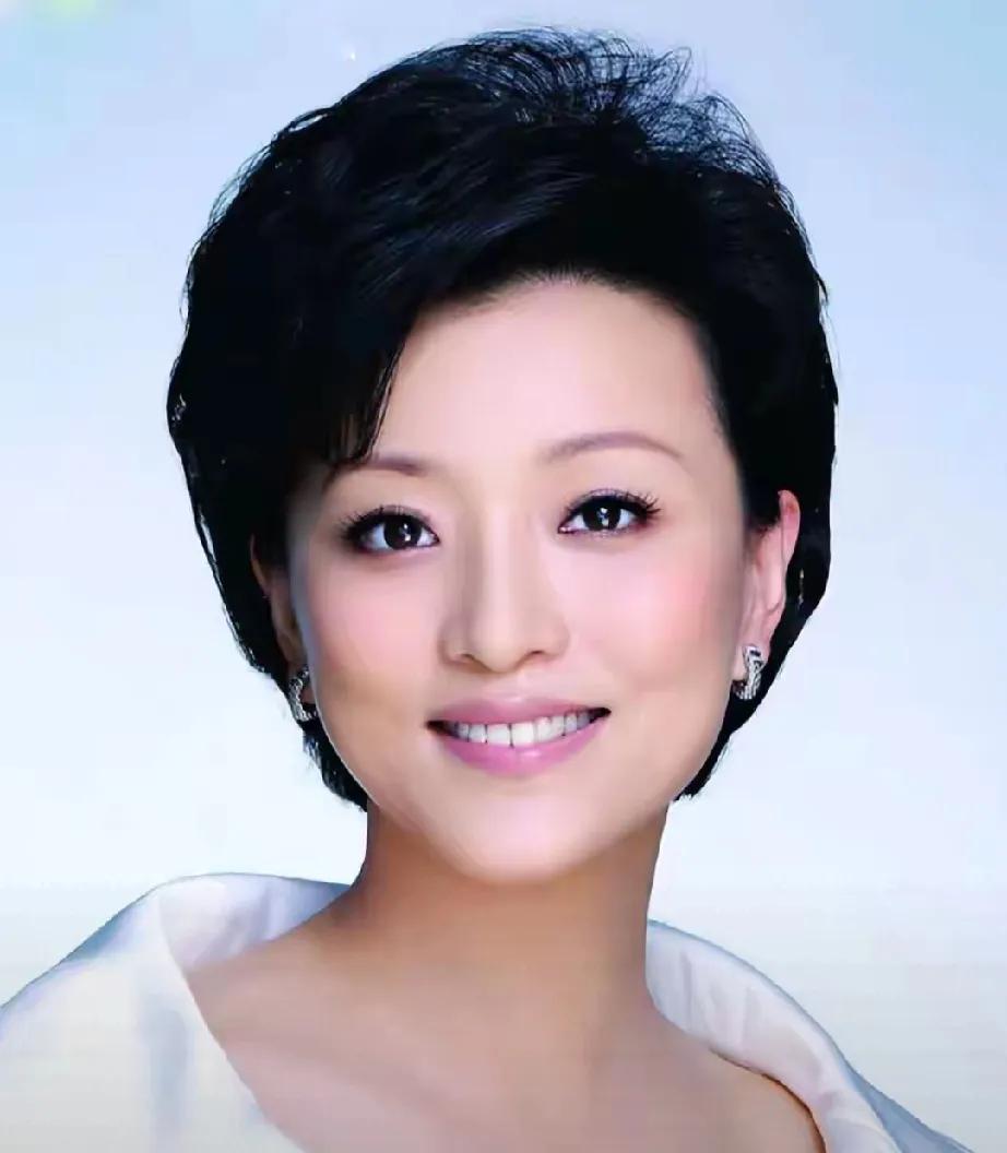 57岁杨澜直播卖课，竟被传豪门梦碎？22岁爆红央视，却在事业巅峰辞职留学、果断离