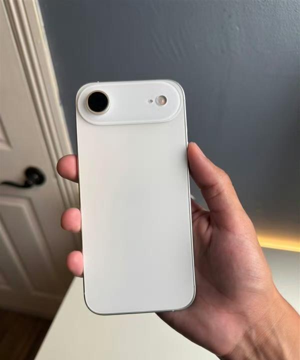 不到2个月就发布了，从目前来看，iPhone17Air电池容量2800，但是