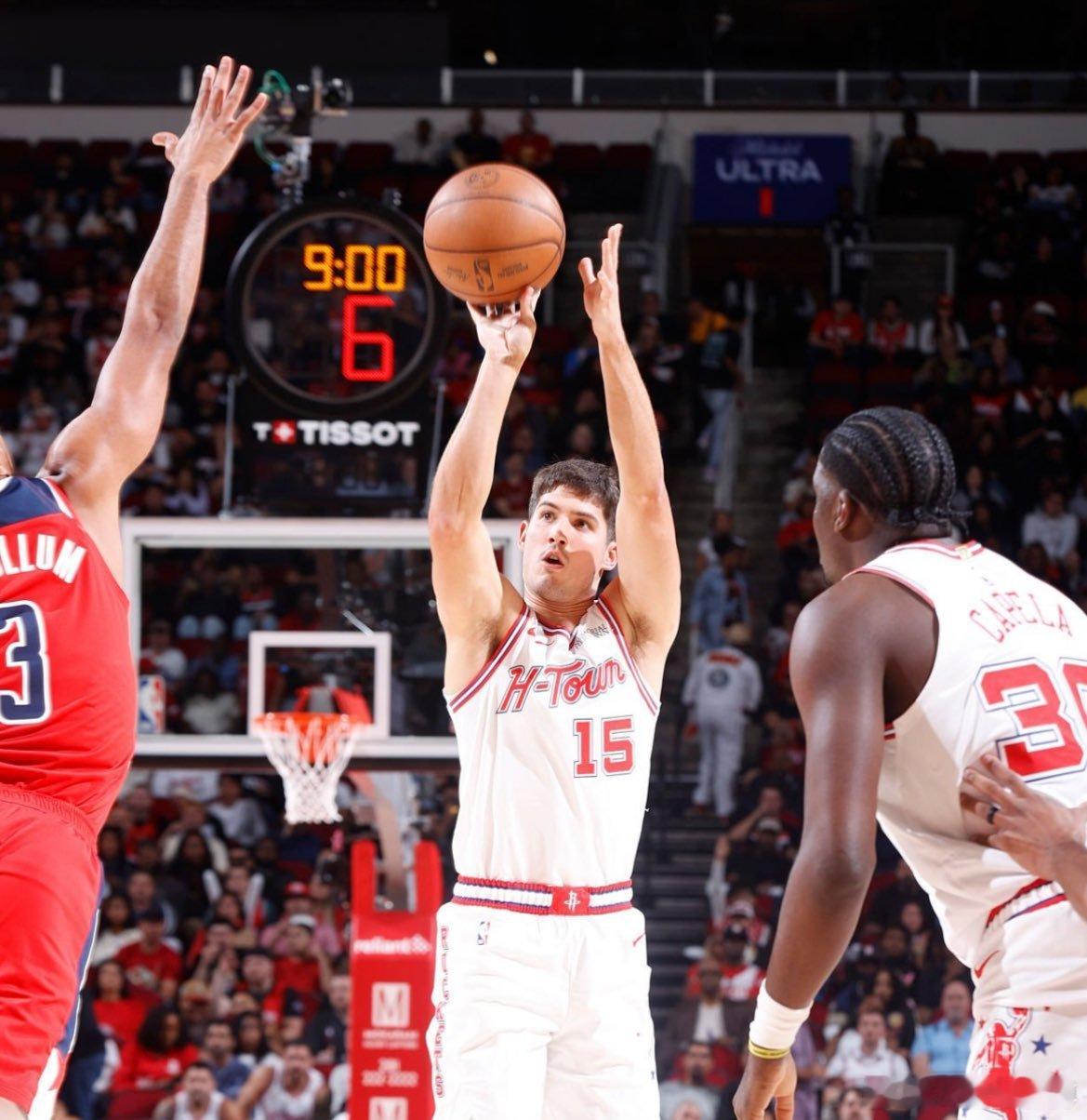 里德谢泼德现在是NBA历史上最年轻的控卫，能做到连续4场得分上双比赛且真实命中率