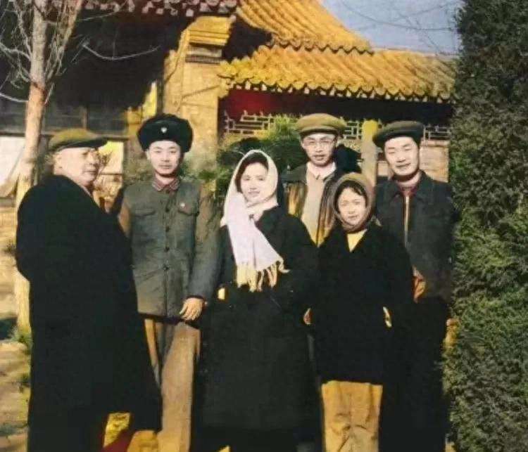 陈毅夫人张茜到底有多美？1963年中南海全家福定格，她41岁展现优雅气质195