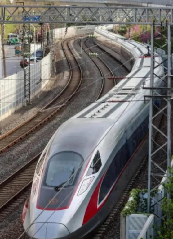 中国为什么执意要发展高铁，而不是廉价航空？因为中国在做一个赌注，赌的就是你用电，