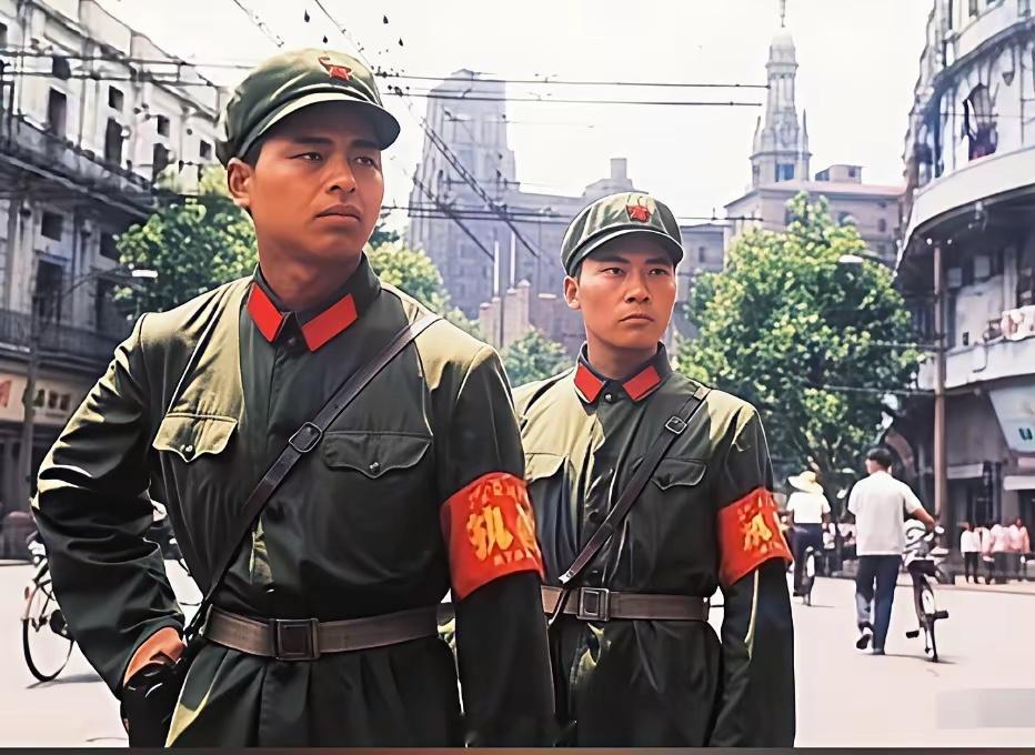60年代，上海南京路上正在执勤的两位好八连战士。